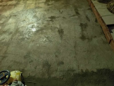 揭阳固化剂浇在室内脱砂的水泥地面上效果反馈